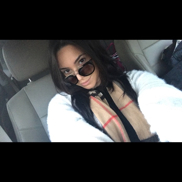 ❤️Meet your Posher, Dana! - Picture 5 of 8